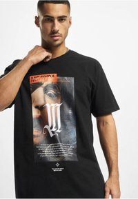 Upscale by Mister Tee T-shirts print - black