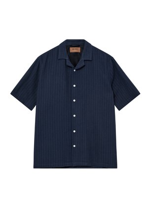 Marineblaue Kurzarm-Button-up-Hemd mit strukturierter Stoff und Camp-Kragen, flach auf weißem Hintergrund gelegt.