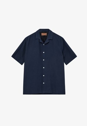 Marineblaue Kurzarm-Button-up-Hemd mit strukturierter Stoff und Camp-Kragen, flach auf weißem Hintergrund gelegt.