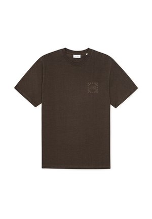 Καφέ βαμβακερό t-shirt με στρογγυλή λαιμόκοψη και κοντά μανίκια, που έχει ένα μικρό τυπωμένο σχέδιο στην αριστερή πλευρά του στήθους.