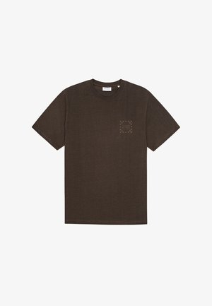 T-shirt en coton marron avec un col rond et des manches courtes, présentant un petit motif imprimé sur le côté gauche de la poitrine.