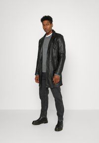 Weekday BARREL - Calças de ganga de corte afunilado - tar black