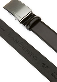 Czarna skórzana klamra z prostokątną srebrną klamrą. Posiada wytłoczone logo i szczegóły rozmiaru na skórzanym pasku. Gładka tekstura.