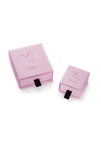 Dos cajas de regalo de cartón rosa, una más grande y otra más pequeña, ambas con un diseño recortado de mariposa y pestañas negras para tirar.