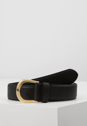 Zwarte getextureerde leren riem met een gebogen gouden metalen gesp met een klein gegraveerd logo, opgerold weergegeven op een witte ondergrond.