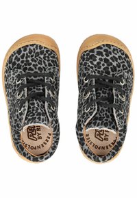 Chaussures à imprimé léopard noir et gris avec des bouts ronds, des lacets noirs et des semelles en caoutchouc beige. L'intérieur présente un logo de la marque.