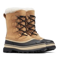 Vinterstøvler i tanfarvet læder med sort gummisål, snørelukning og hvid imiteret plysforing øverst. Kraftigt mønster for godt greb.