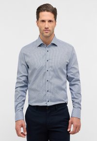 Blauw en wit geruit overhemd met een spread collar, lange mouwen en donkere knoopaccenten. De stof heeft een gladde textuur en een modern ontwerp.