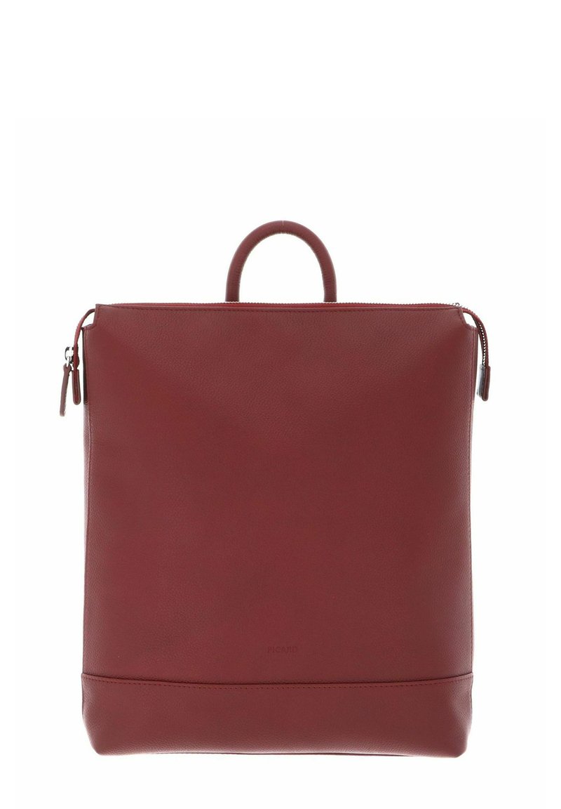 Sac à dos en cuir rouge avec un design structuré, une poignée supérieure et une fermeture à glissière. Il possède une texture lisse et une marque minimaliste en bas.