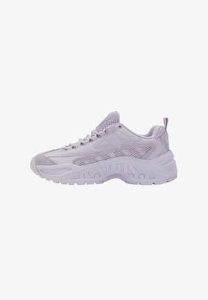 Hellblauer Sneaker aus einer Kombination von Mesh- und Wildledermaterialien, dicke weiße Sohle, strukturierte Akzente und gepolsterte Zunge für zusätzlichen Halt.