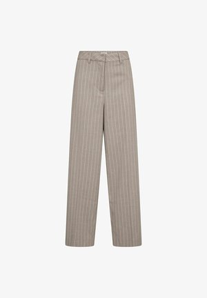 Kõrge vöökohaga beežid püksid valgete vertikaalsete triipudega, vöökoha silmused ja esiosa õmblus, valge tausta ees eksponeeritud.