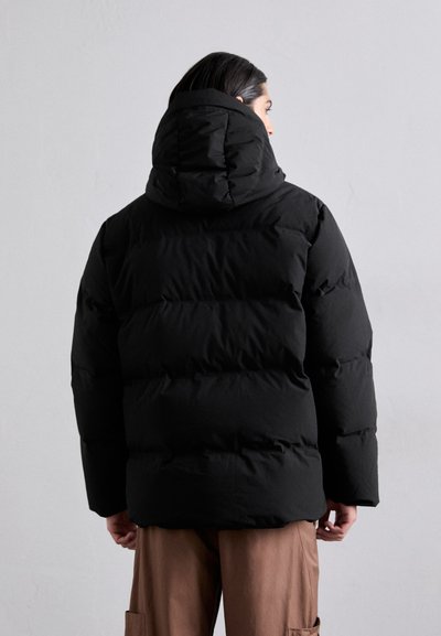 Sort pufferjakke med høj krave og hætte, med en quiltet design og oversized silhuet. Letvægts med en glat tekstur.