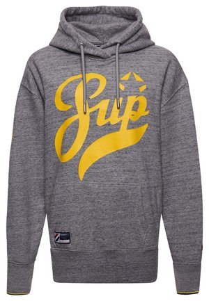 Szara bluza z kapturem z żółtym napisem „Sup” i motywem gwiazdy z przodu, kieszenią typu kangur i regulowanym kapturem ze sznurkiem.
