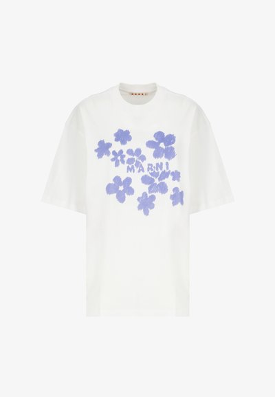 T-shirt bianco in cotone con design floreali viola dall'aspetto strutturato, lettering di marca in minuscolo e maniche corte.