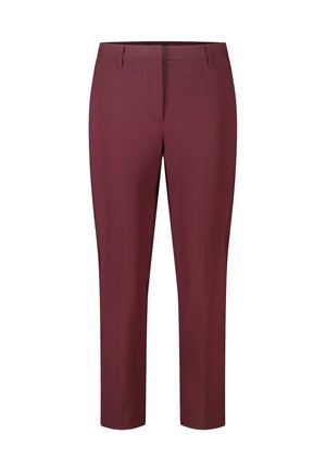 Pantalon droit bordeaux en tissu lisse, avec devant plat, poches latérales et passants pour ceinture. Aucun motif ou ornement visible.