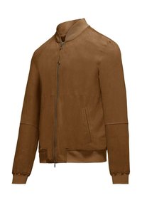 Giacca bomber in suede marrone con chiusura a zip, colletto e polsini a coste, e due tasche laterali per un uso funzionale.