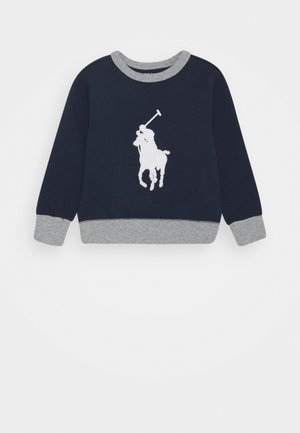 Sweatshirt à manches longues bleu marine avec col, poignets et ourlet gris, arborant un logo de joueur de polo blanc sur la poitrine.