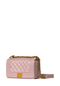 Borsa a tracolla in ecopelle fucsia con motivo trapuntato, dotata di una tracolla in oro e dettagli con borchie. Presenta una placca con logo dorato sul davanti.