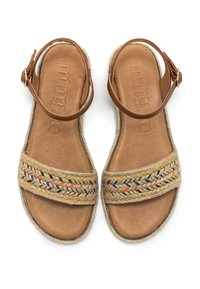 Sandalias de cuero marrón con correas trenzadas en beige y acentos coloridos. Plantilla suave, correa para el tobillo ajustable y suela de goma texturizada.