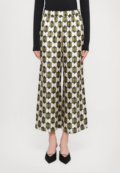 Pantalons larges en tissu brillant avec un motif géométrique en vert et crème. Présente une taille élastique pour plus de confort.