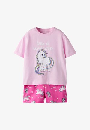 Lyserød kortærmet skjorte med en hvid unicorn og regnbue-man, kombineret med lyserøde shorts med flyvende unicorns, hjerter, stjerner og teksten "dream".
