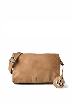 Borsa a tracolla in pelle marrone chiaro con tracolla regolabile e emblema di ancora in metallo sul davanti e etichetta rotonda ad ancora attaccata.