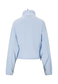 Helle blaue cropped Jacke mit Stehkragen, glatter Textur und durchbrochenen Akzenten an den Ärmeln. Verf ügt über elastische Bündchen und einen elastischen Saum.