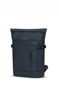 Sac à dos étanche bleu marine avec une fermeture roulée, des boucles latérales ajustables, une poche zippée à l'avant et un logo minimaliste au centre.