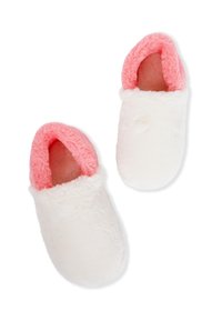 Un paio di pantofole bianche morbide con rivestimento interno rosa chiaro, progettate per il comfort e il calore in casa.