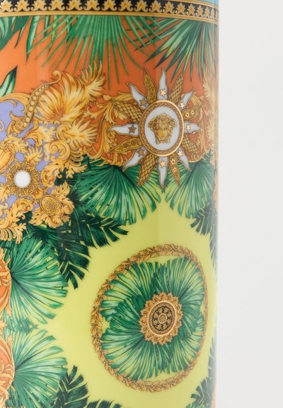 Πολυτελές κεραμικό επιφάνεια με περίπλοκα χρυσά μπαρόκ σχέδια, πράσινα φύλλα φοίνικα και ένα μετάλλιο με κλασικό πρόσωπο σε φόντο πορτοκαλί και κίτρινο.