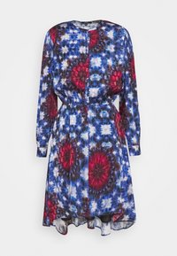 Robe à motif floral bleu, rouge et marron avec des manches longues, un col rond et une taille élastique. Le tissu semble léger et fluide.