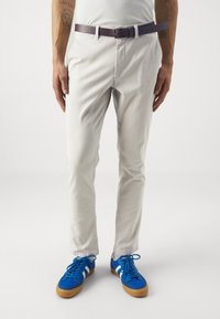 Jack & Jones JPSTMARCO JJDAVE WITH BELT - Chino hlače - silver