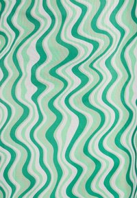 Zelená a bílá látka s vlnitými vzory v různých odstínech zelené, se hladkým povrchem a hravým, organickým designem.