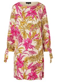 Blommig klänning med långa ärmar, prydd med rosa liljor och gula löv på en krämfärgad bakgrund. Band vid ärmsluten ger ytterligare detalj.