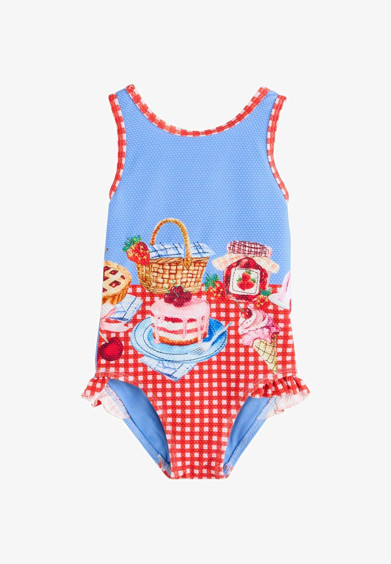 Maillot de bain enfant avec un motif pique-nique comprenant un panier, un gâteau, un pot de confiture, des fraises et un motif de nappe à carreaux rouges.
