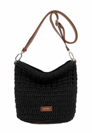 Zwarte gehaakte schoudertas met verstelbare bruine leren riem en zilveren gespen, voorzien van een klein bruin logoplaatje met de tekst "SURI FREY".