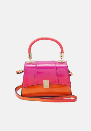 Petit sac à main brillant avec blocs de couleur rose et orange, poignée supérieure rouge, fermoir doré et bandoulière amovible.