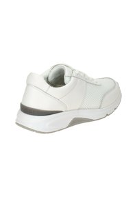 Witte sneaker met een gestructureerde mesh bovenkant, gladde leren accenten, een gevoerd kraag en een rubberen zool met grijze details op de hak.