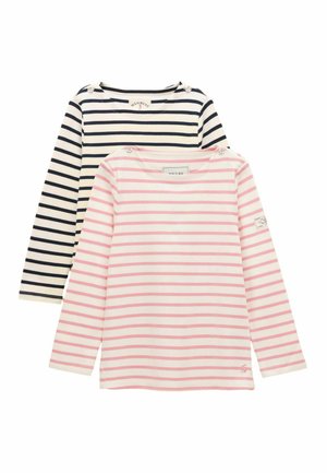 Două tricouri cu mânecă lungă cu dungi, unul alb cu dungi roz, unul alb cu dungi albastre închise, ambele cu detalii cu nasturi pe cusăturile umerilor.