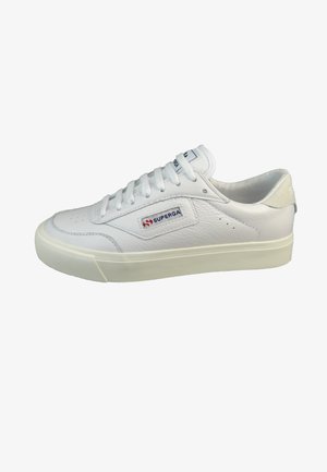 Białe skórzane sneakersy z okrągłym noskiem, teksturowanym wykończeniem, białymi sznurówkami i subtelnymi perforacjami. Posiadają czerwoną i niebieską naszywkę z logo na boku.