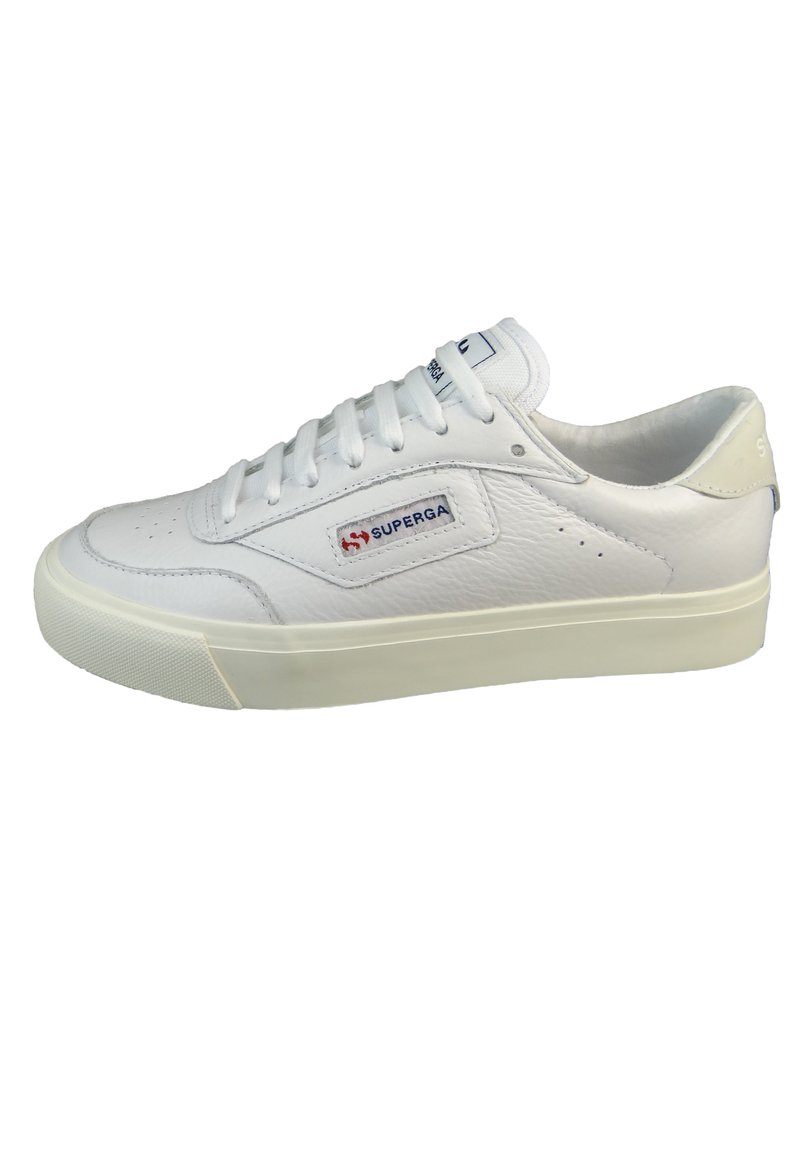 Sneaker bianca in pelle con punta arrotondata, finitura texturizzata, lacci bianchi e perforazioni sottili. Presenta una toppa con logo rosso e blu sul lato.