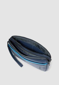 Portafoglio navy blue con zip, dotato di più scomparti, texture liscia, dettagli in azzurro a contrasto e cinturino per il polso per il trasporto.