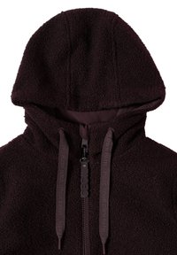 Hoodie bordeaux avec un extérieur texturé et duveteux ; comprend une capuche, une fermeture éclair et des cordons de serrage de marque pour l'ajustement.