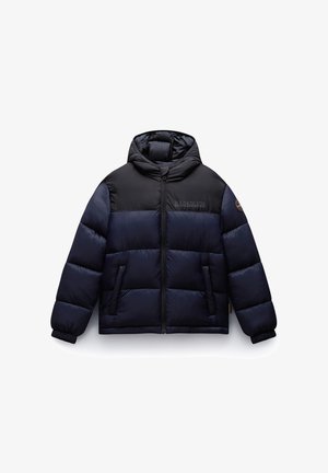 Granatowa i czarna ocieplana kurtka z kapturem, z zamkiem błyskawicznym z przodu, dwiema bocznymi kieszeniami, elastycznymi ściągaczami oraz naszywkami z logo na klatce piersiowej i rękawie.