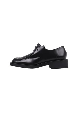Zapato de vestir de cuero negro pulido con tacón bajo de bloque y cierre con cordones, mostrado de lado sobre un fondo blanco.