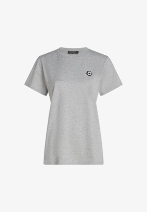 Tricou din bumbac gri, cu mâneci scurte, de guler rotund și un mic logo negru în zona pieptului stâng. Design simplu și croială lejeră.