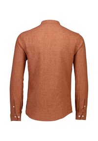 Roodbruine blouse met lange mouwen en een button-down kraag, gemaakt van een gestructureerde stof. Heeft bouton cuffs en een gebogen zoom. Achteraanzicht.