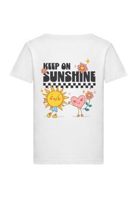 Witte t-shirt met een kleurrafische afbeelding van een lachende zon en een hartfiguur, met de tekst "HOU DOOR MET DE ZON" in vetgedrukte, speelse lettertype.