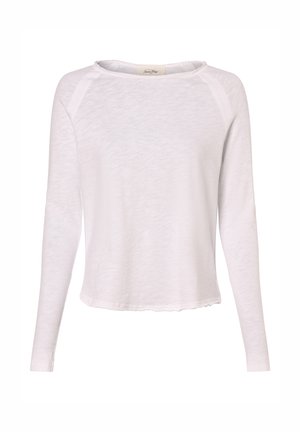 Biały top z długim rękawem, okrągłym dekoltem i rękawami raglan oraz lekko postrzępionym dołem, przedstawiony na jednolitym tle.