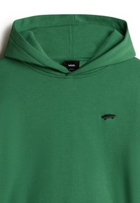 Groene hoodie gemaakt van zacht materiaal met een kangoeroezak. Heeft een zwart skateboardlogo op de borst en een klassieke trekkoordcapuchon.